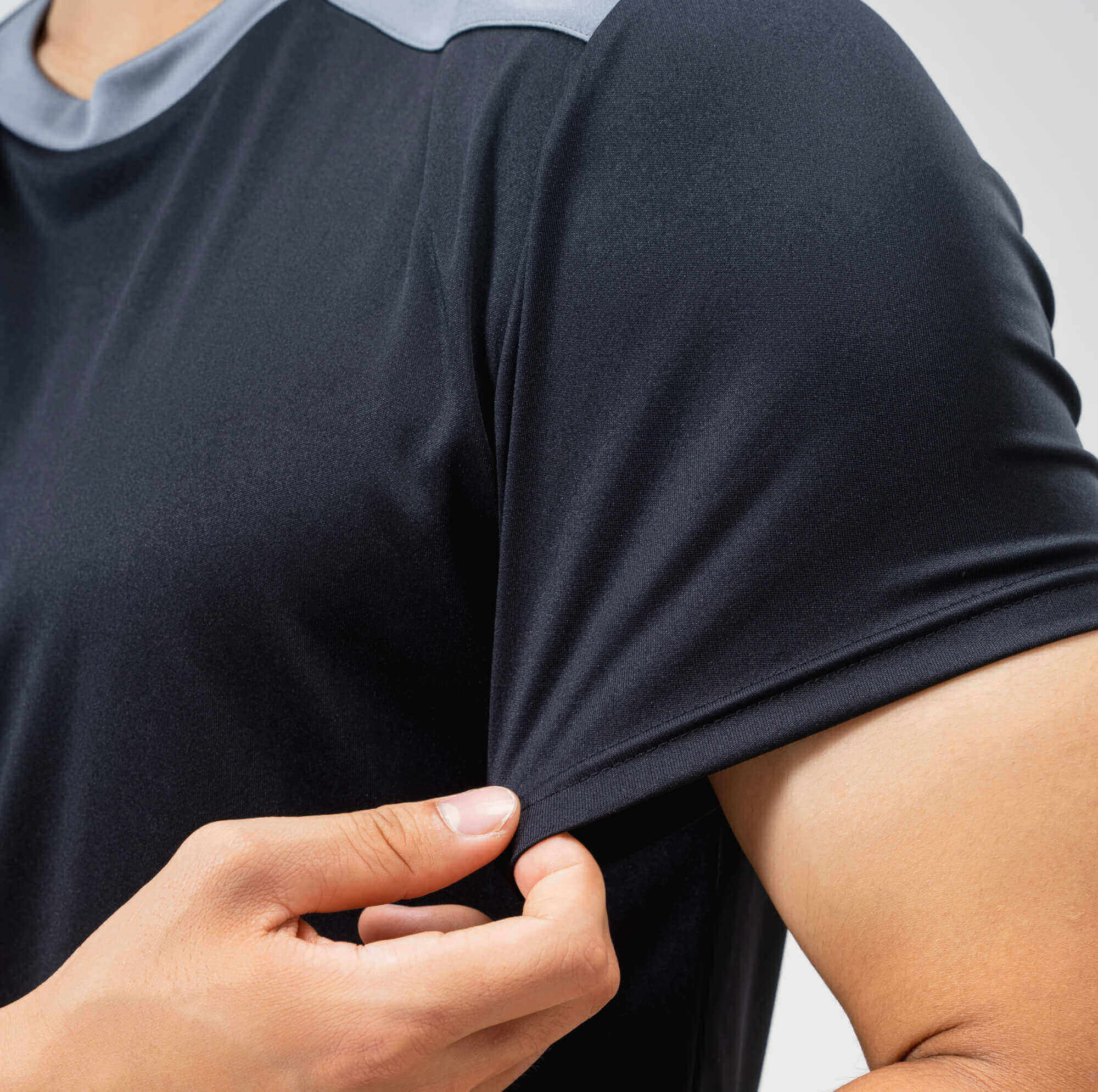 Cận cảnh bề mặt vải polyester tái chế mềm mịn của áo thun thể thao nam Active