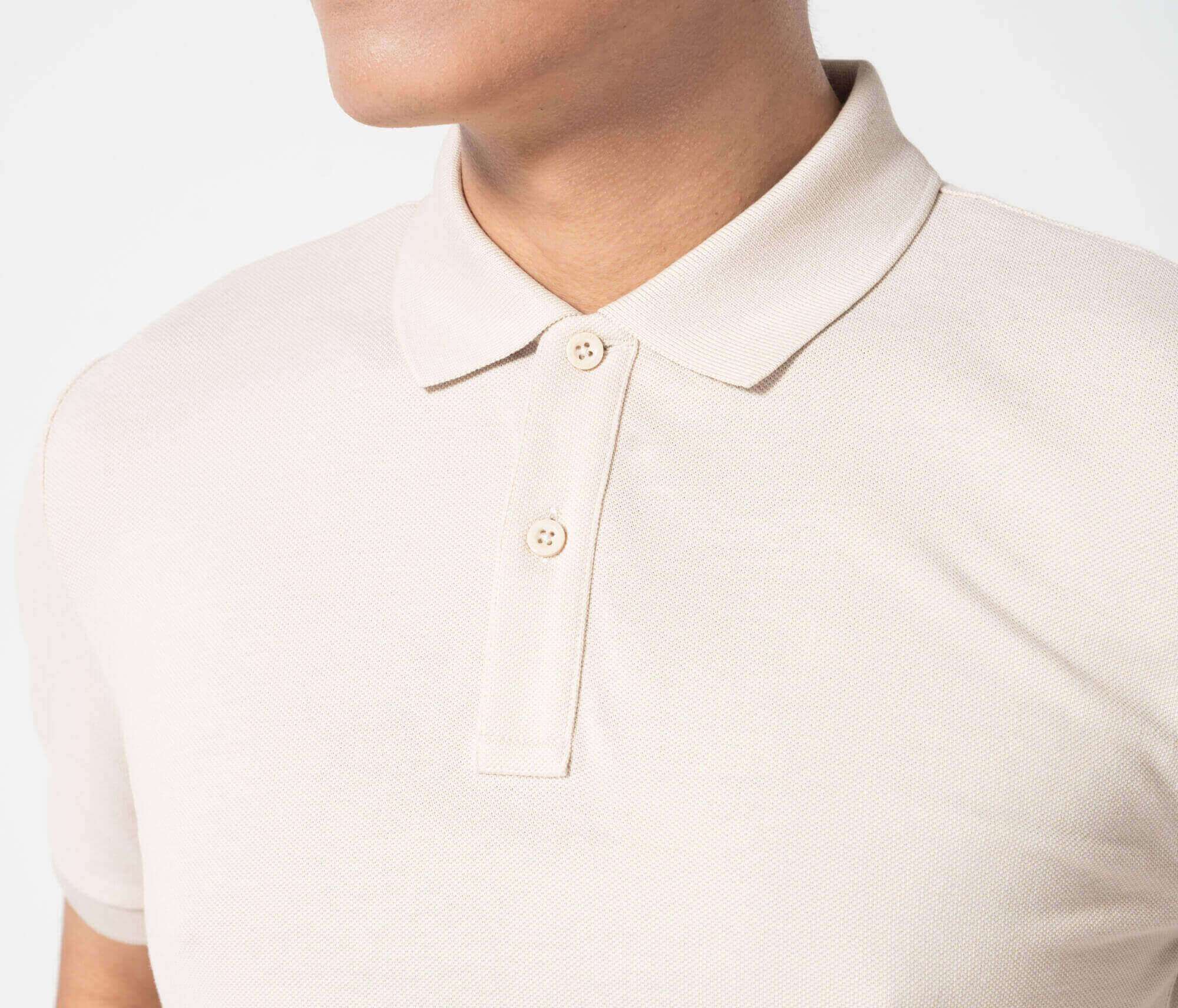 Cận cảnh cổ áo và nẹp cúc áo polo nam Pique Cotton