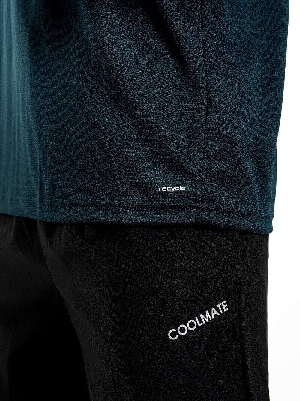 Cận cảnh logo recycle trên gấu áo thun thể thao Coolmate