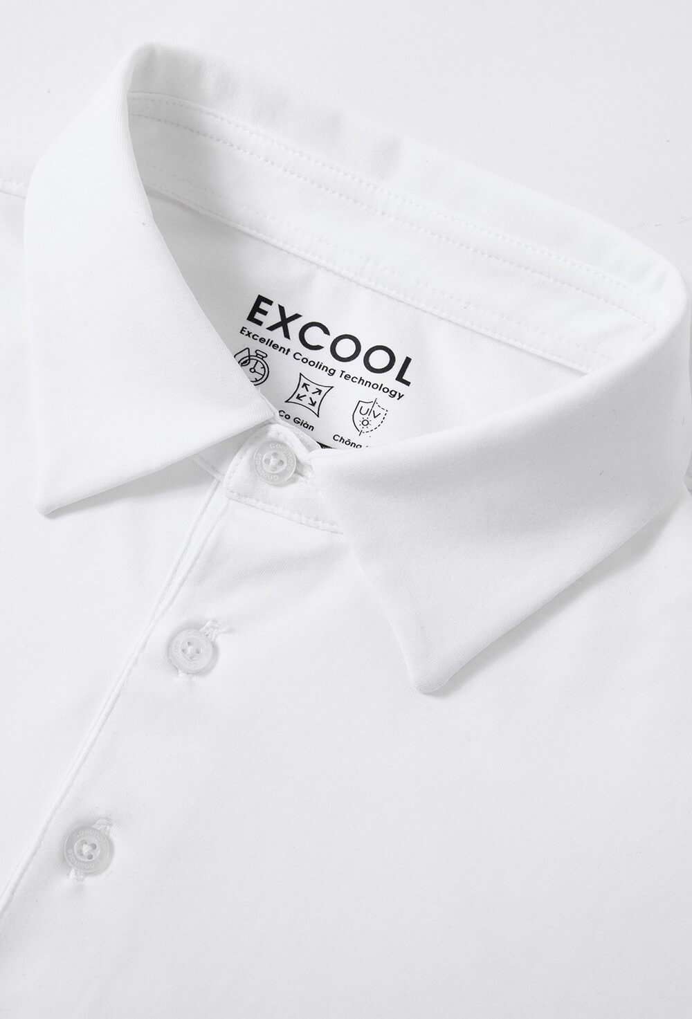 Chi tiết cổ áo và nhãn mác Excool trên áo polo nam màu trắng