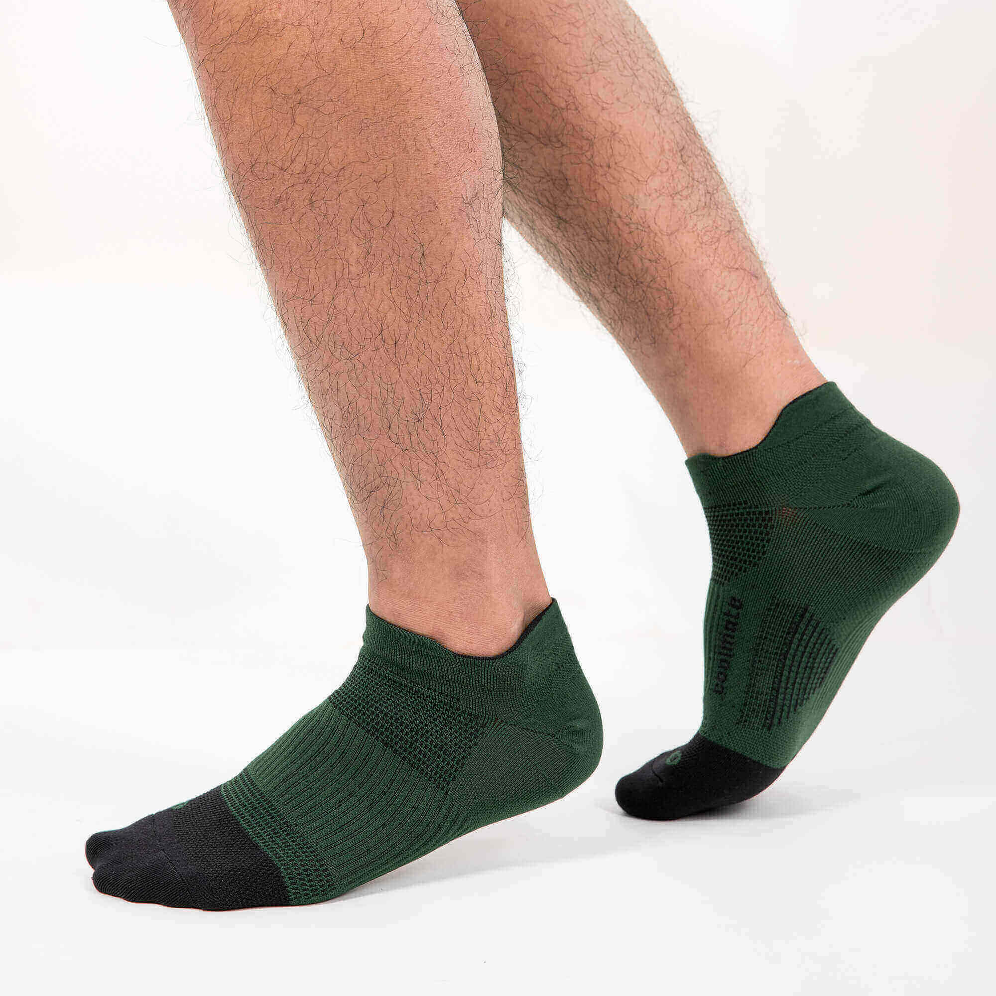 Chi tiết các tính năng của tất nam thể thao Techfit Coolmate như đệm cổ chân, vòm bàn chân, và phần dệt lưới