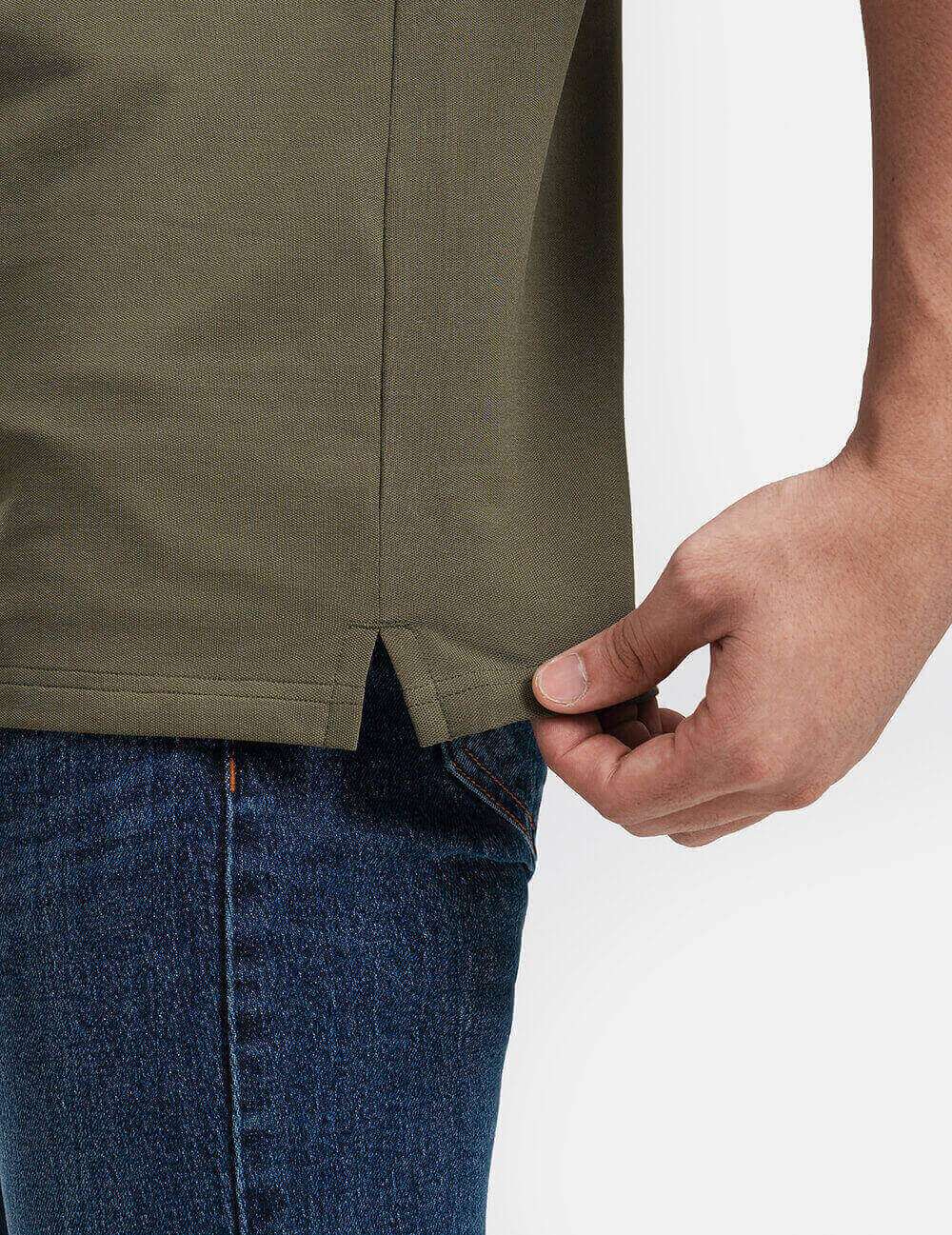 Cận cảnh chi tiết đường xẻ tà ở gấu áo của Áo Polo Nam Pique Cotton USA