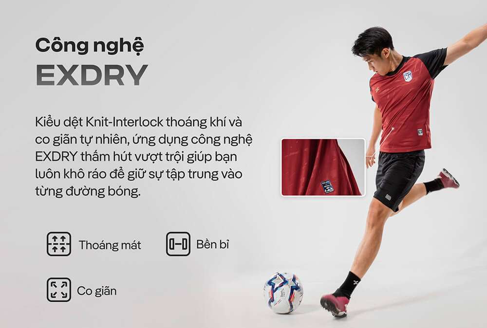 Người mẫu mặc áo bóng đá cổ tròn CFA24 màu đỏ đang sút bóng, kèm thông tin về công nghệ EXDRY thấm hút vượt trội