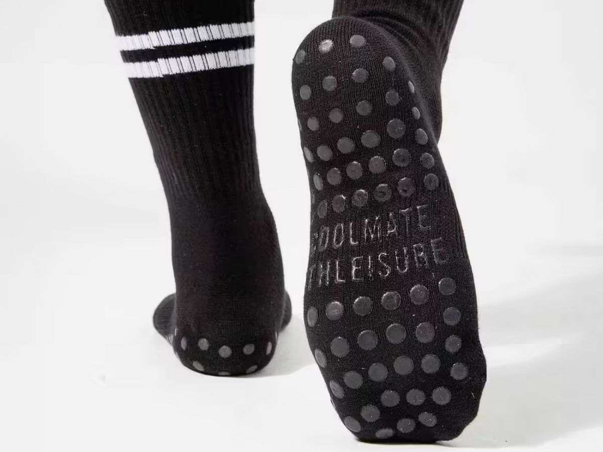 Cận cảnh đế silicon chống trượt của tất yoga từ Coolmate