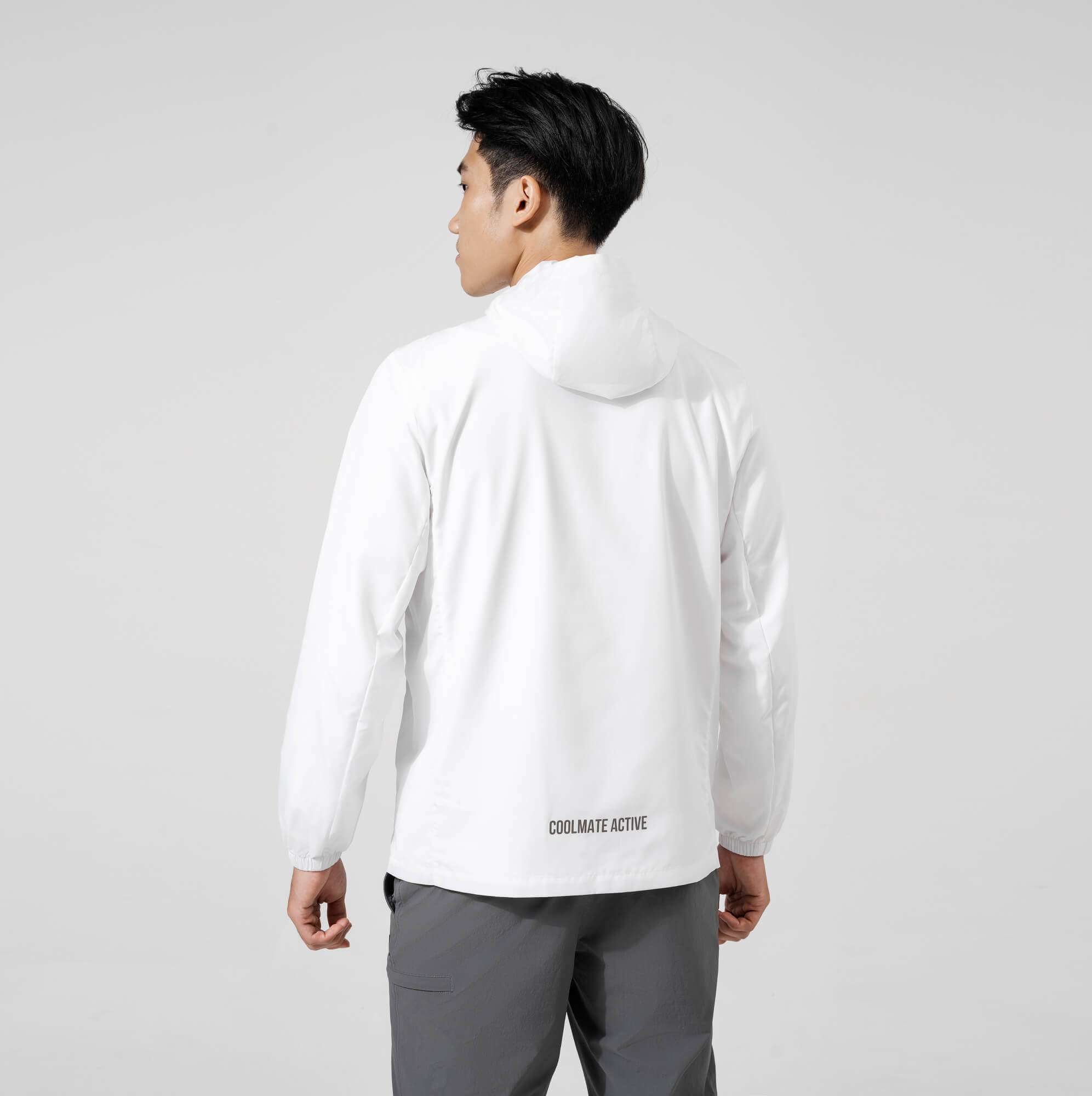 Dáng áo khoác Daily Wear nhìn từ phía sau, gọn gàng và năng động