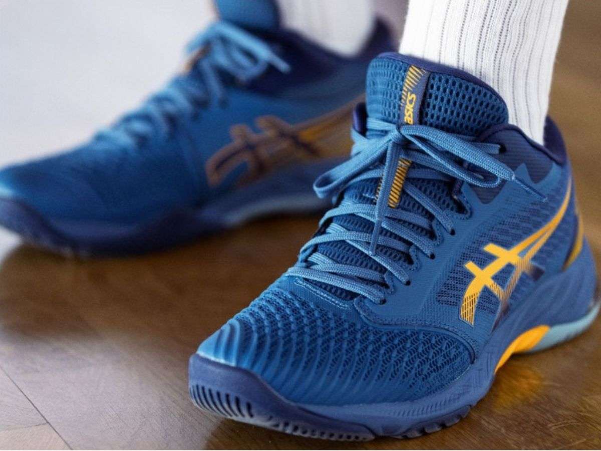 Giá cả giày cầu lông Asics khá hợp lý