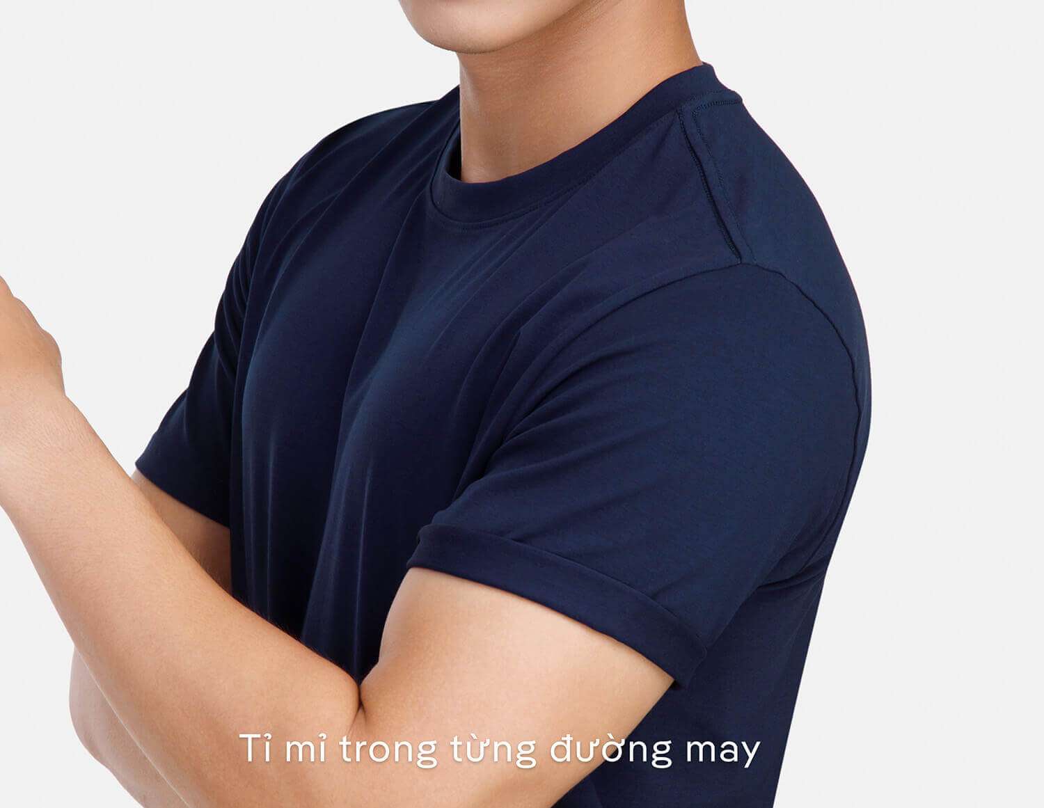 Cận cảnh đường may tỉ mỉ, chắc chắn trên vai áo thun cotton compact