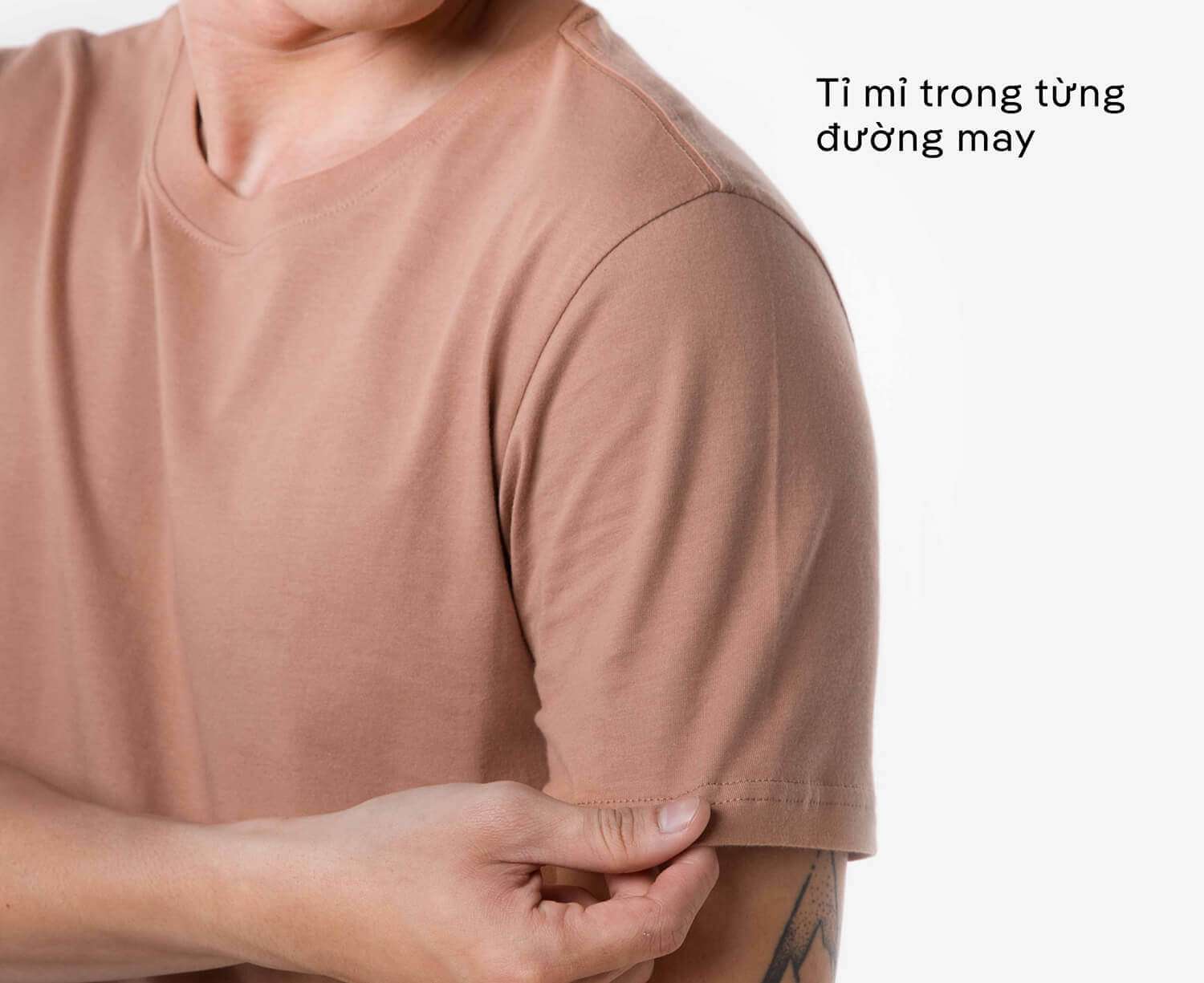 Cận cảnh đường may tỉ mỉ trên tay áo thun màu nâu