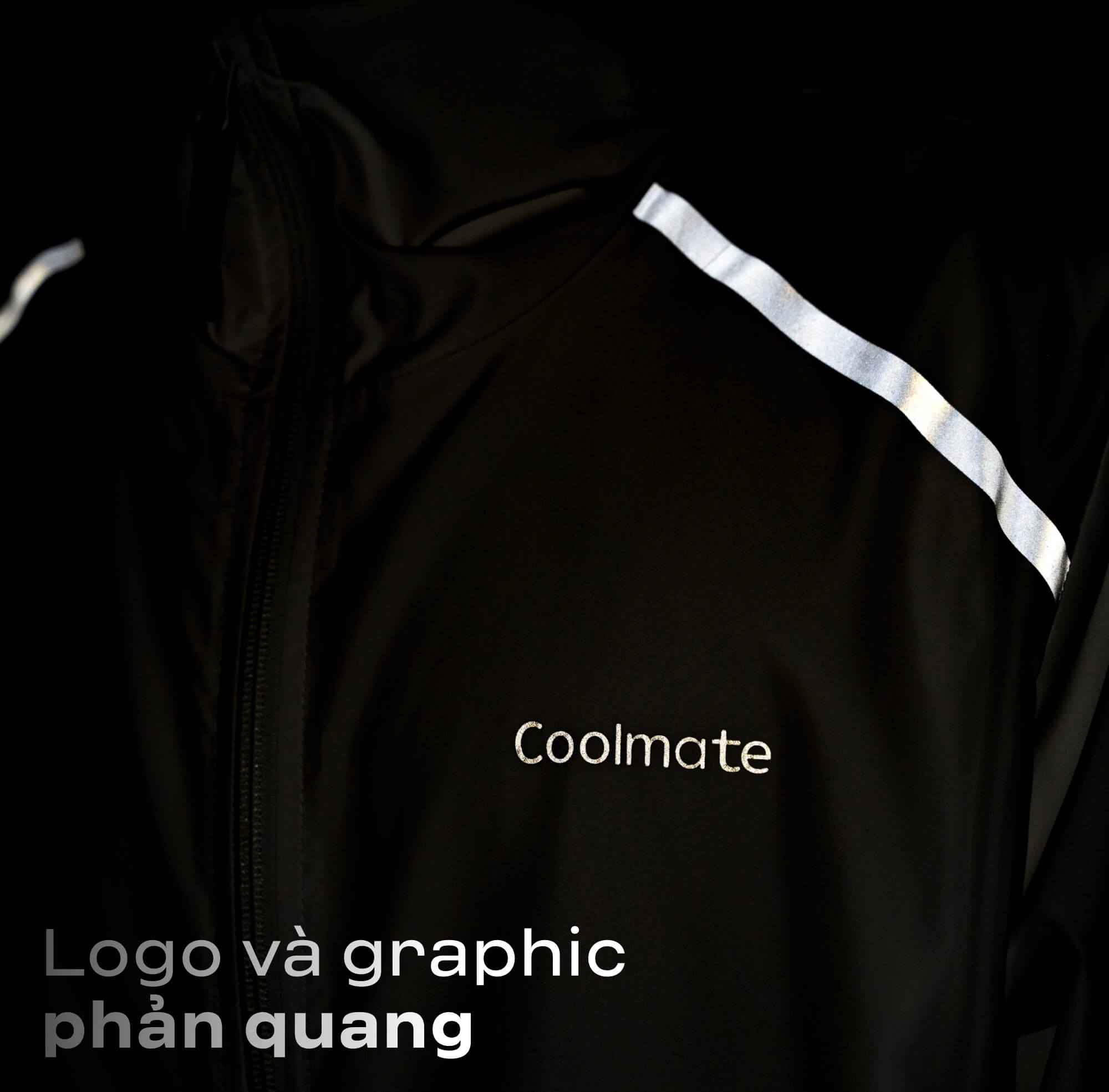 Logo và graphic phản quang của áo khoác Daily Wear trong bóng tối