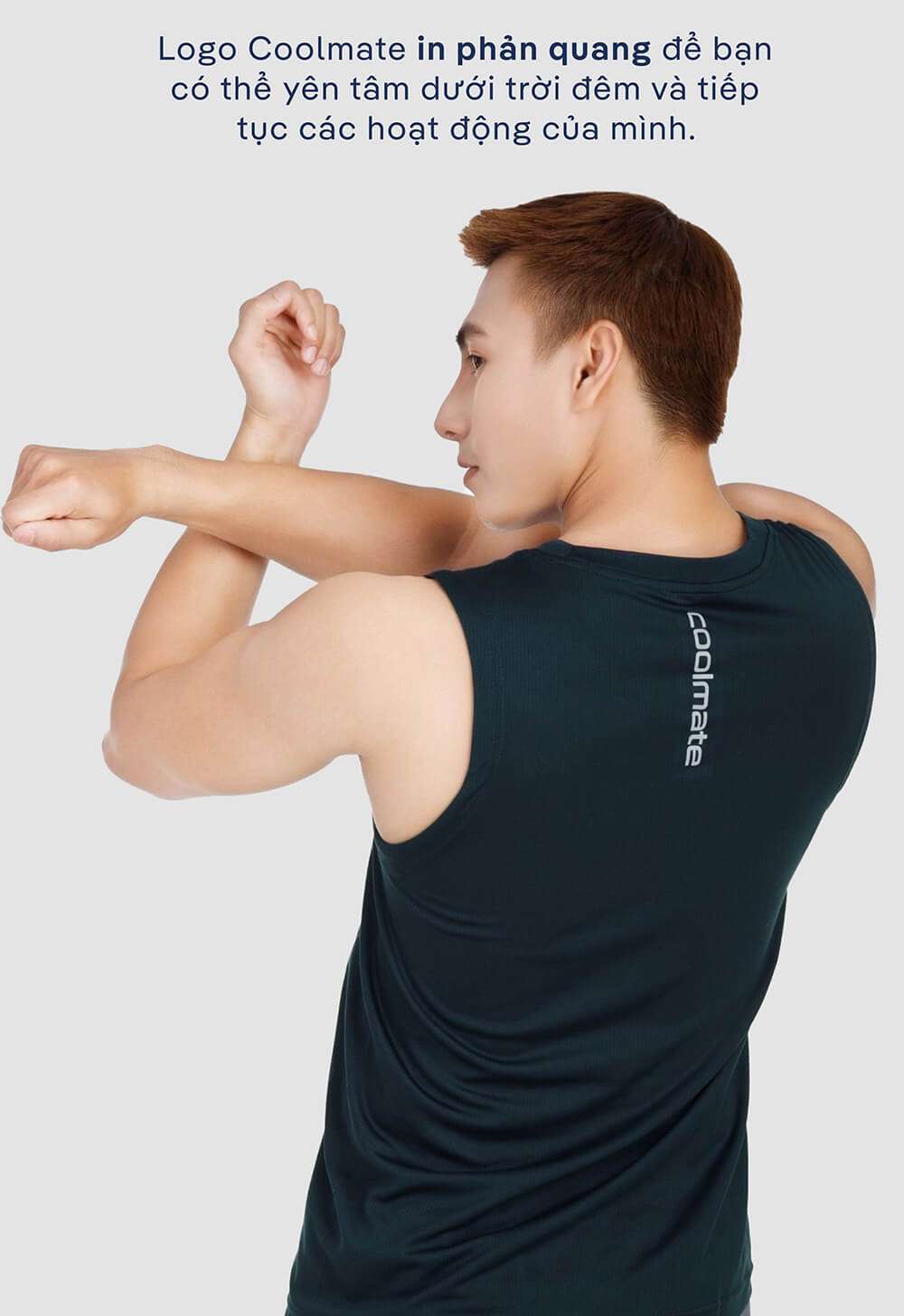Mặt sau áo sát nách Dri-Breathe màu xanh navy với logo Coolmate phản quang
