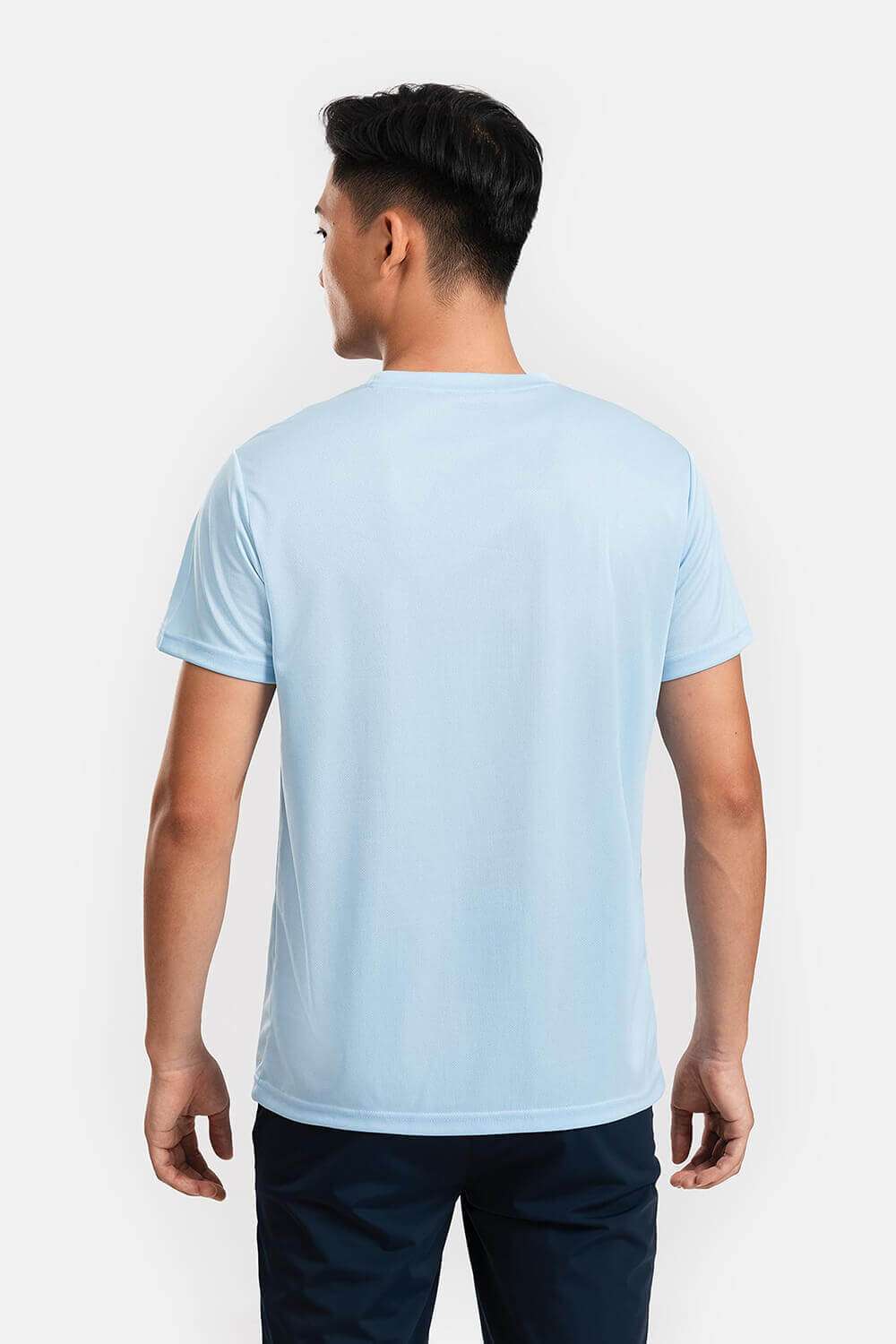 Mặt sau của áo thun thể thao Coolmate Basics màu xanh da trời
