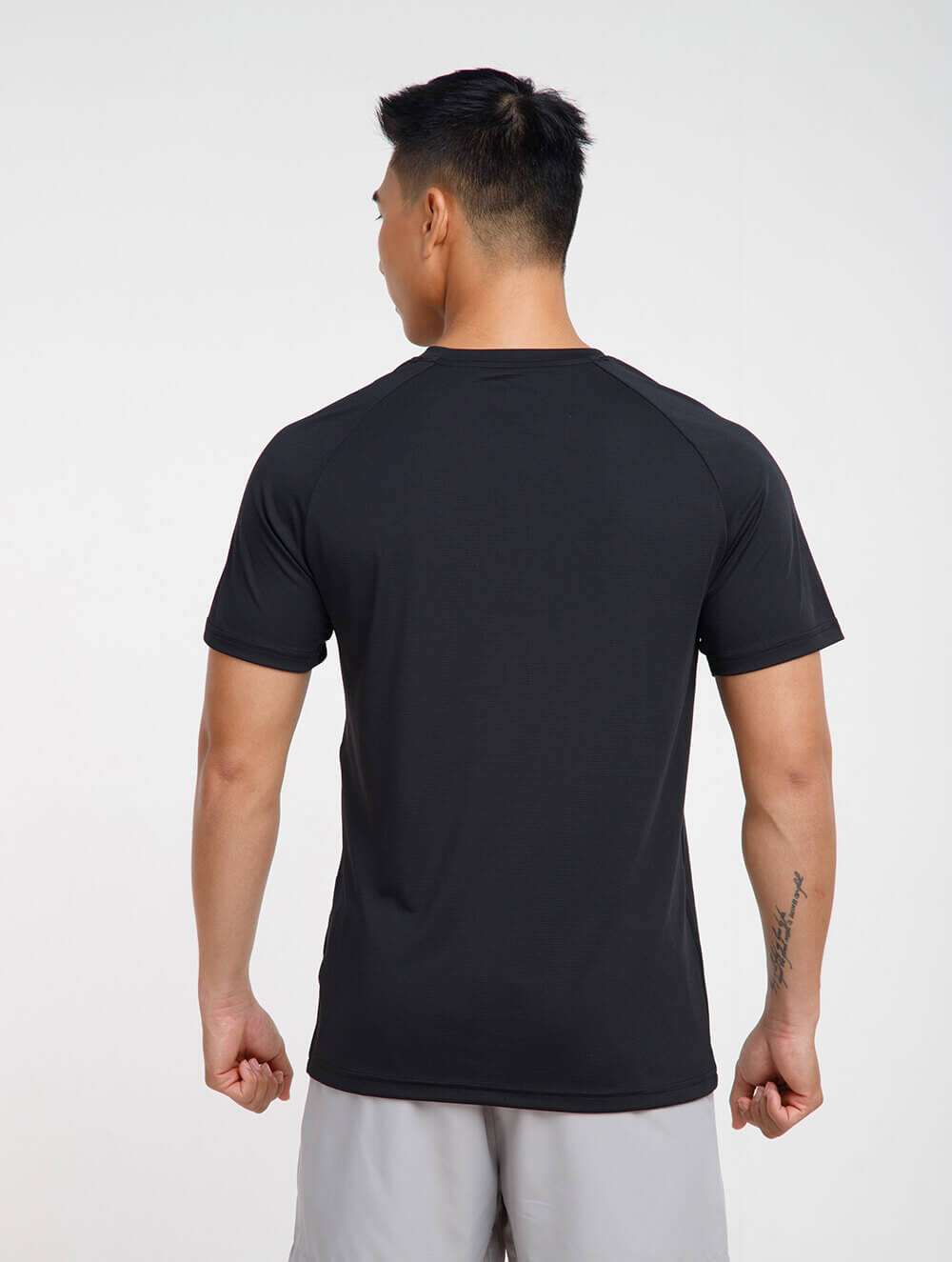 Mặt sau Áo Thun Nam Thể Thao V1 màu đen với thiết kế tay raglan hỗ trợ vận động