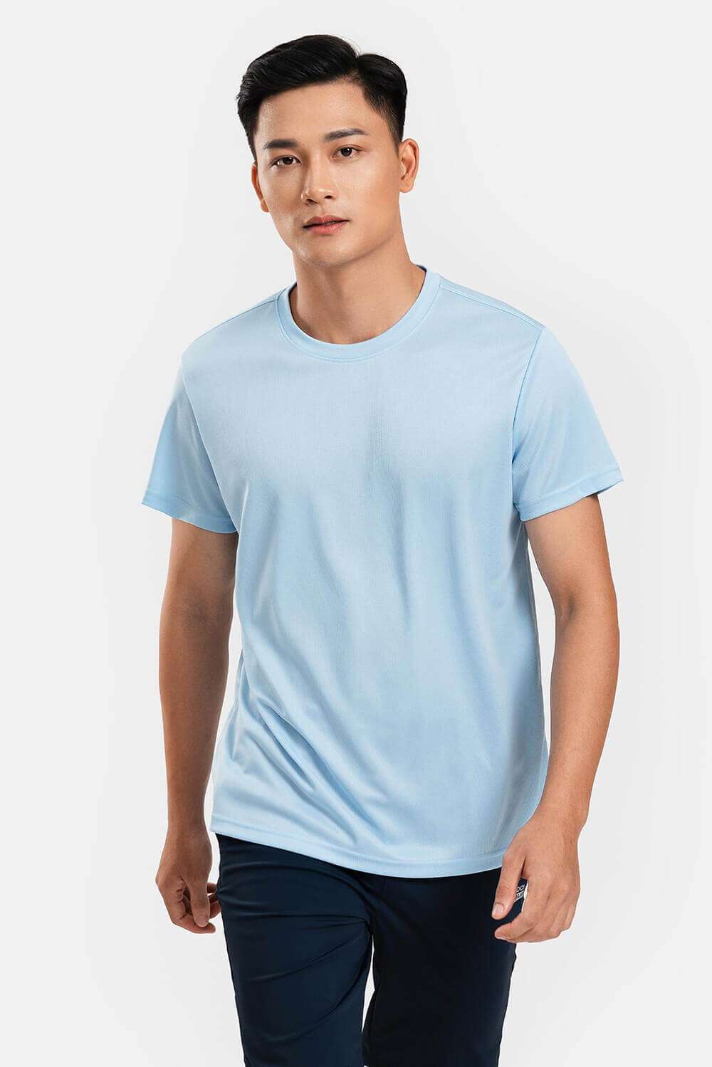 Mặt trước của áo thun thể thao Coolmate Basics màu xanh da trời