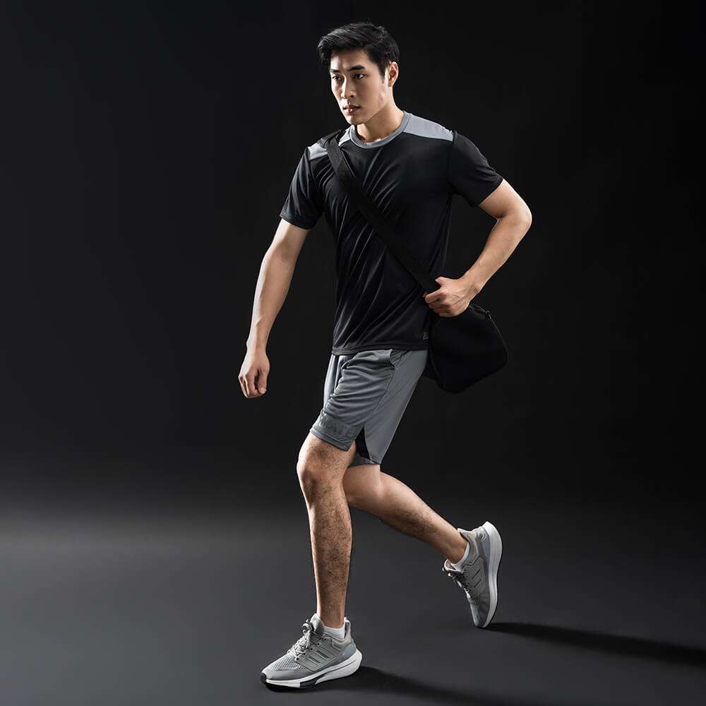 Mẫu nam mặc áo thun thể thao Active phối màu đen xám năng động khi di chuyển
