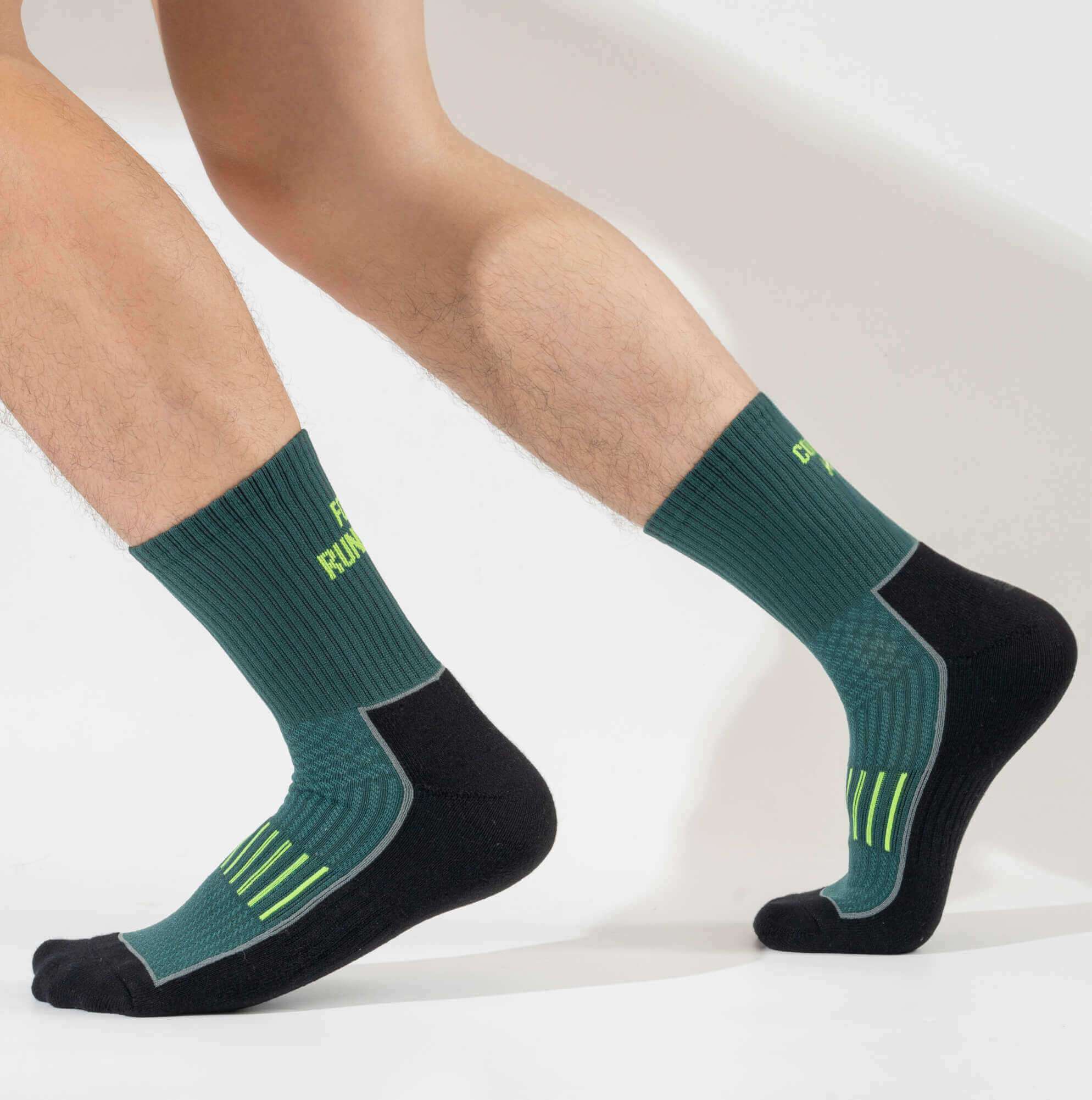 Người mẫu đang chạy bộ với tất Active cổ dài màu xanh rêu