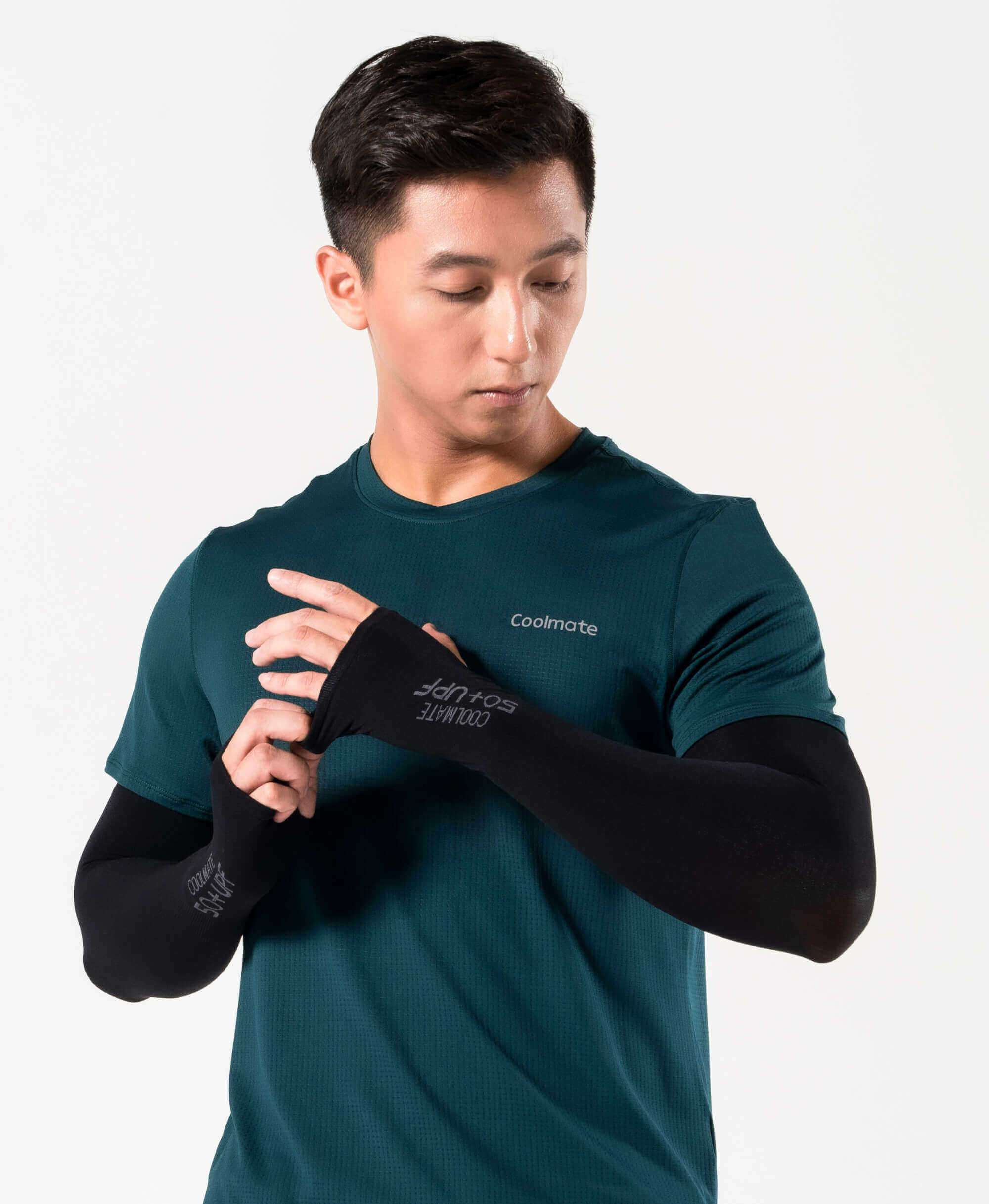 Người mẫu đeo găng tay chống UV Coolmate màu đen khi hoạt động thể thao