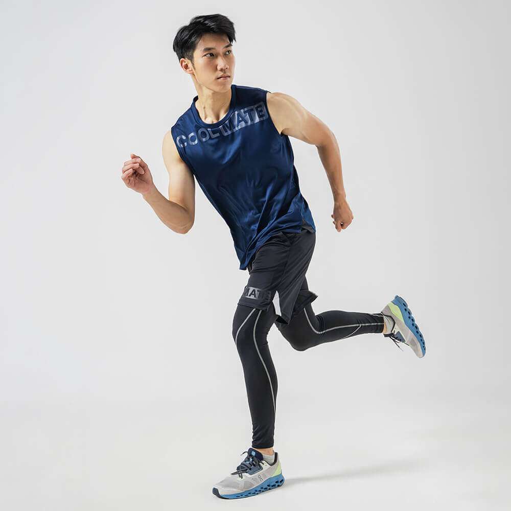 Người mẫu mặc áo tanktop active chạy bộ