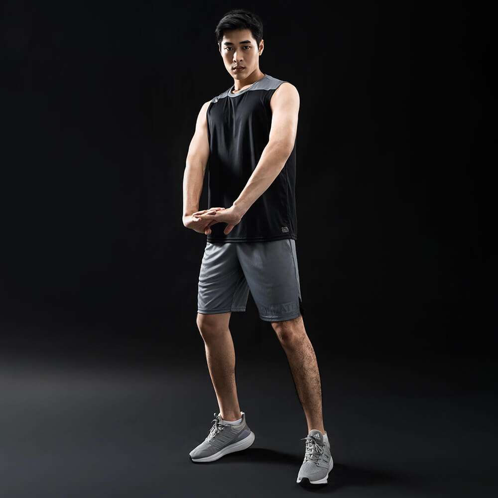 Người mẫu mặc áo tanktop nam thể thao Active phối màu kết hợp với quần short