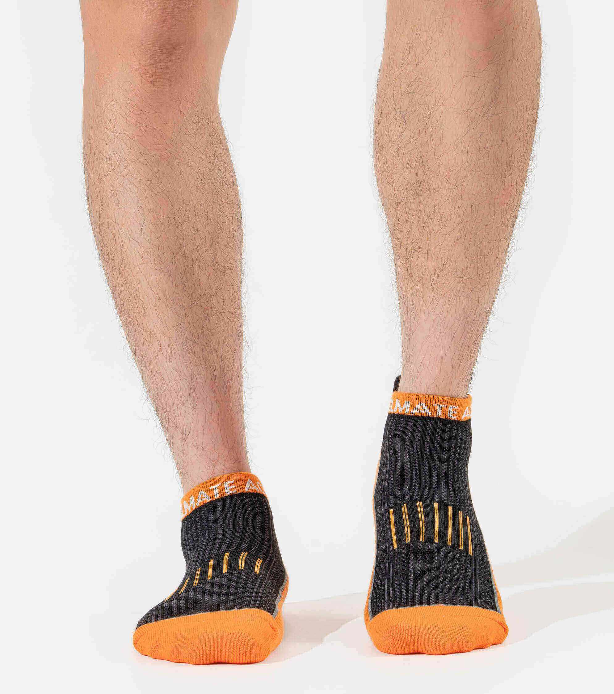 Người mẫu mang tất chạy bộ Active màu cam phối đen
