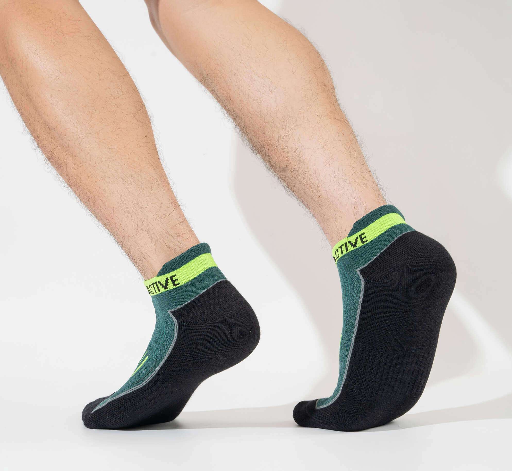 Người mẫu mang tất chạy bộ Active màu xanh lá phối đen