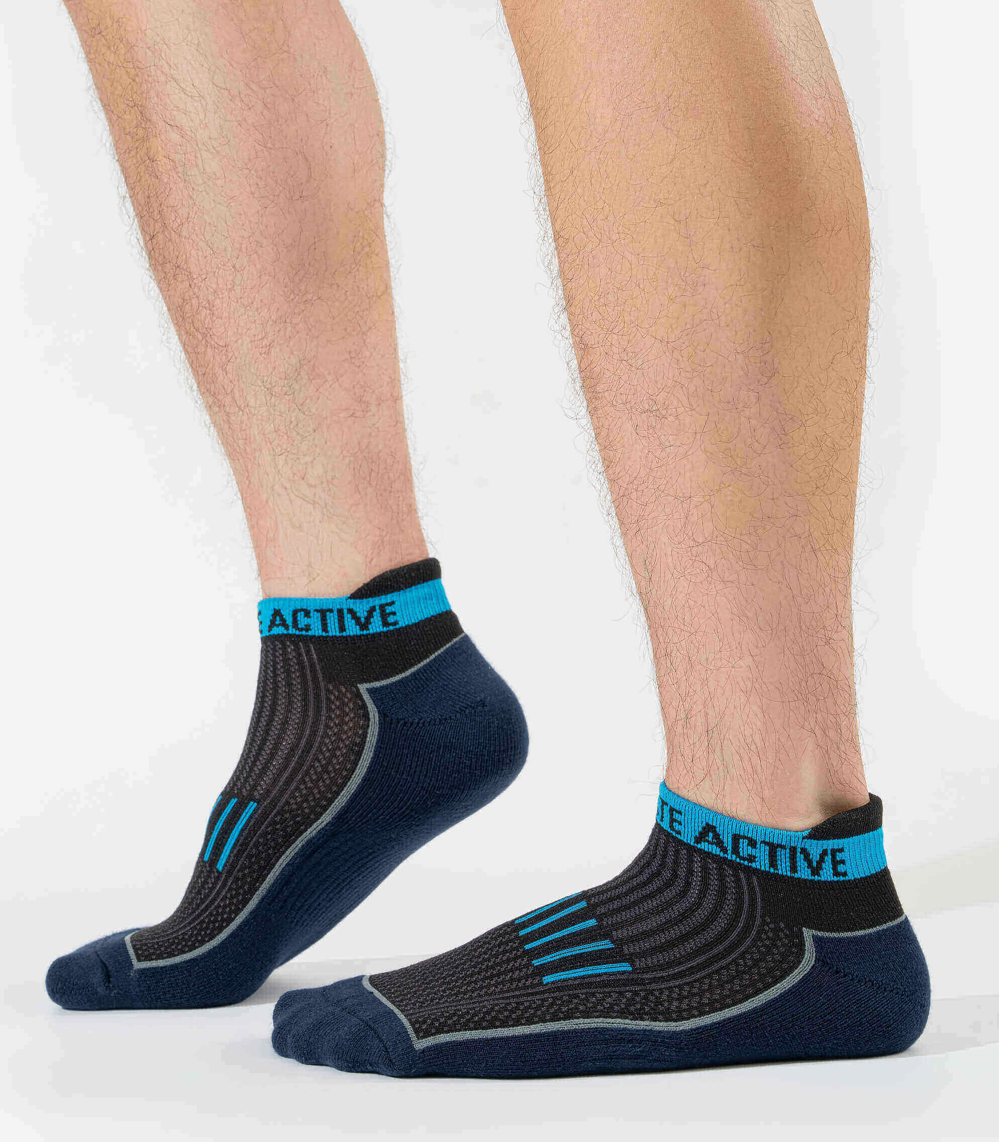 Người mẫu mang tất chạy bộ Active màu xanh navy phối xanh dương