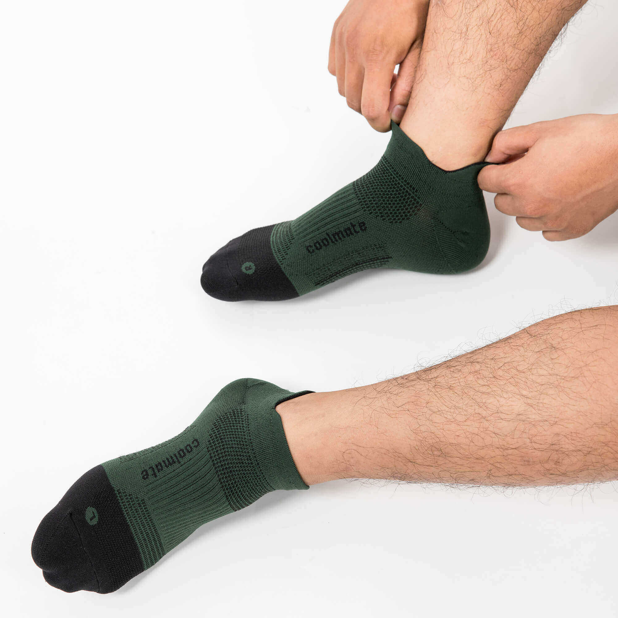 Người mẫu đang mang tất thể thao Techfit, thể hiện sự co giãn và vừa vặn của sản phẩm