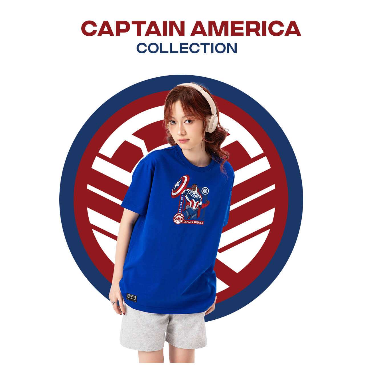 Người mẫu nữ mặc áo thun Captain America Sam Wilson màu xanh chụp với logo Marvel
