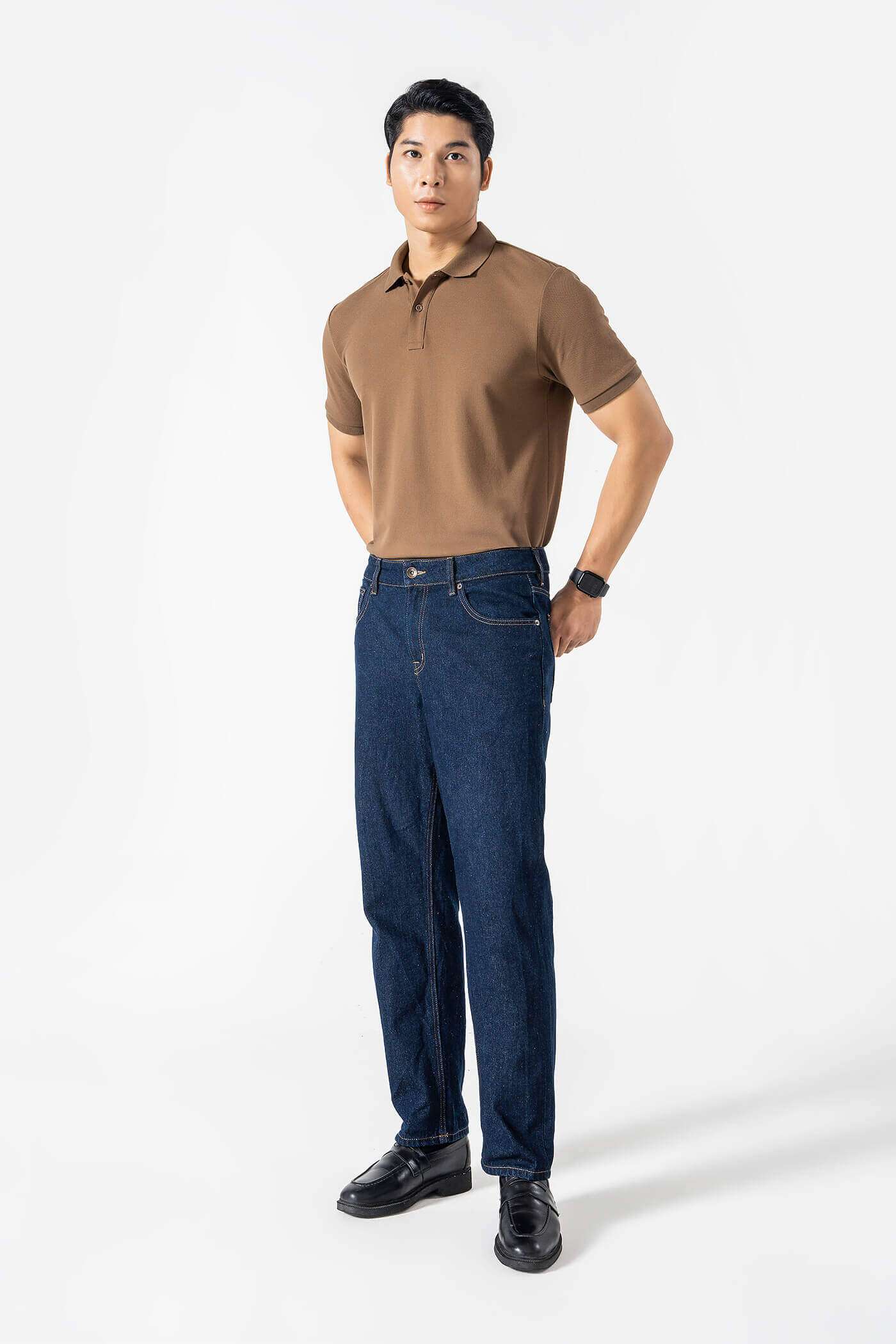 Phối đồ áo polo nam Pique Cotton nâu với quần jeans