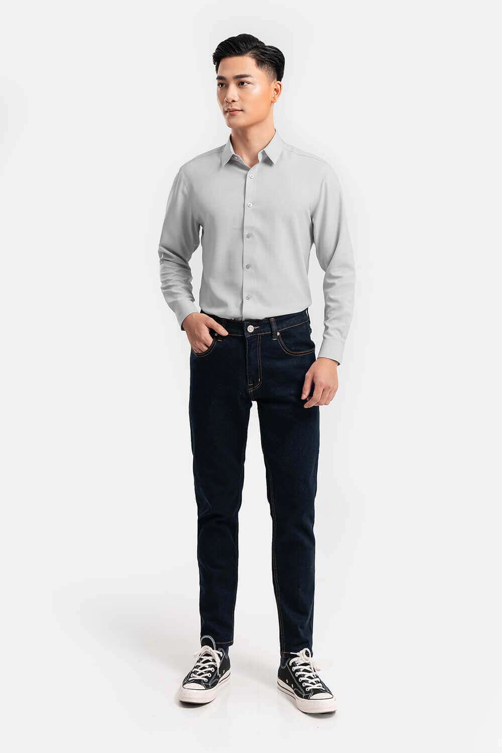 Người mẫu nam phối áo sơ mi Café-DriS màu xám cùng quần jean xanh đậm và giày sneaker
