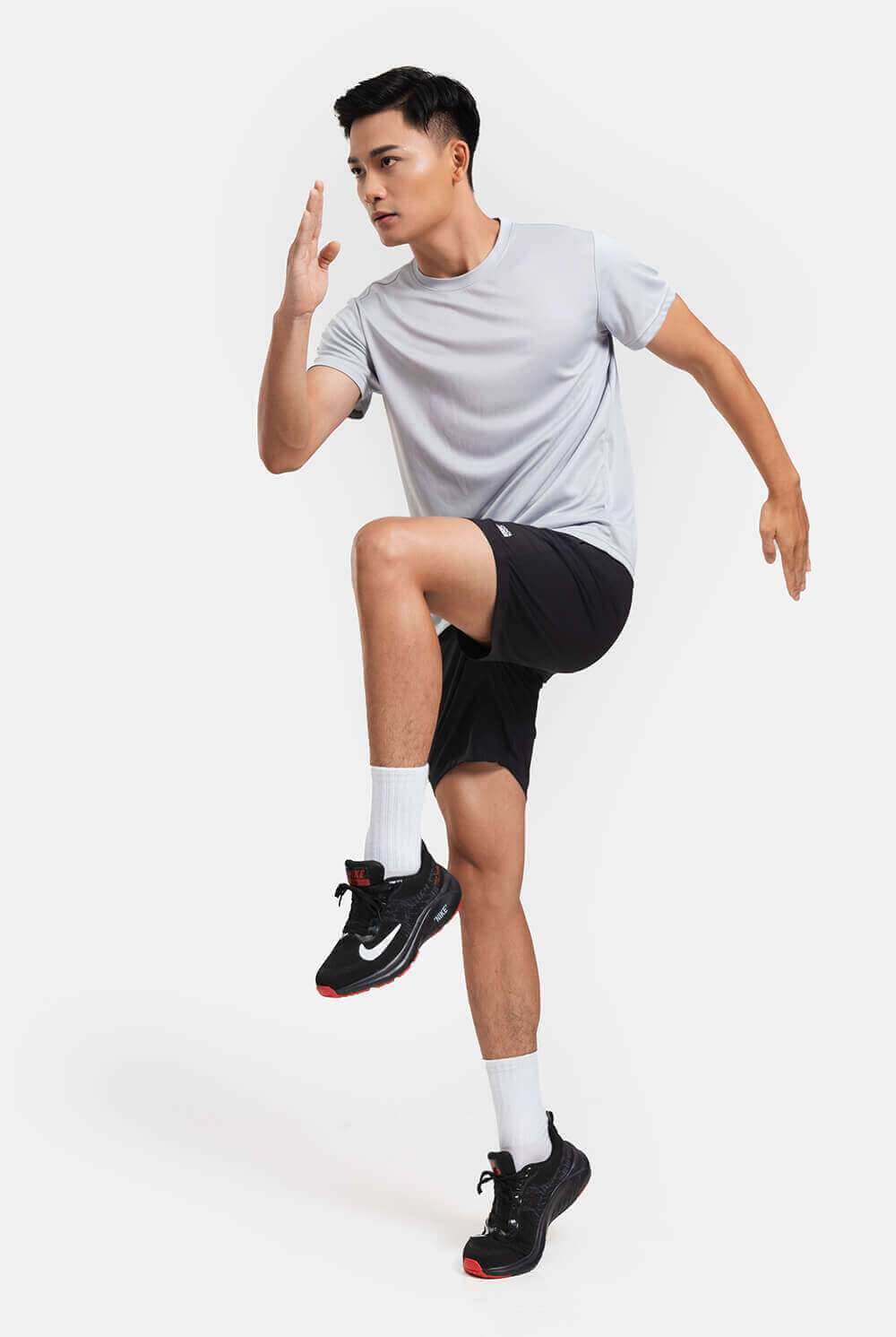 Người mẫu nam năng động trong trang phục áo thun thể thao Coolmate Basics và quần short