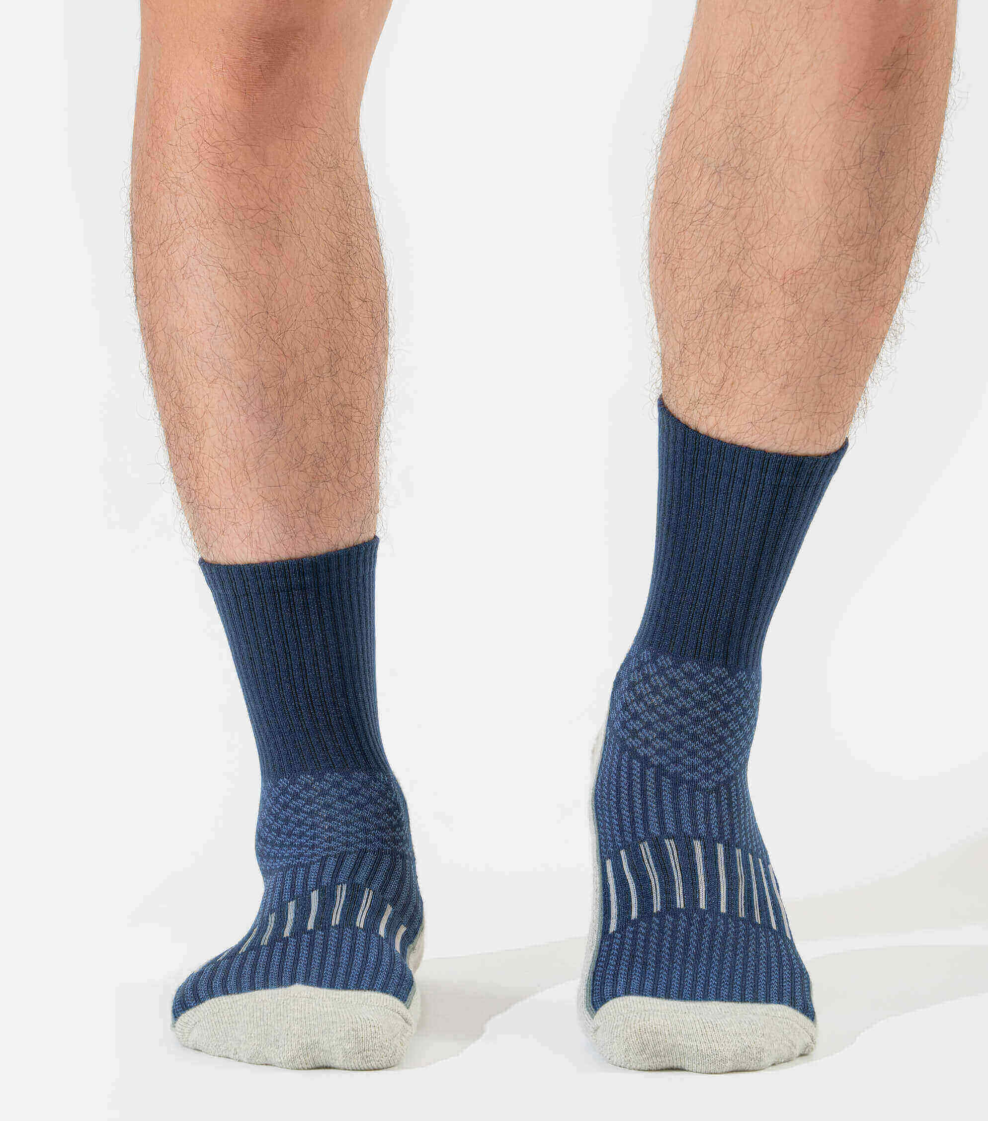 Phối đồ năng động với tất chạy bộ Active cổ dài màu xanh navy nhìn từ phía trước