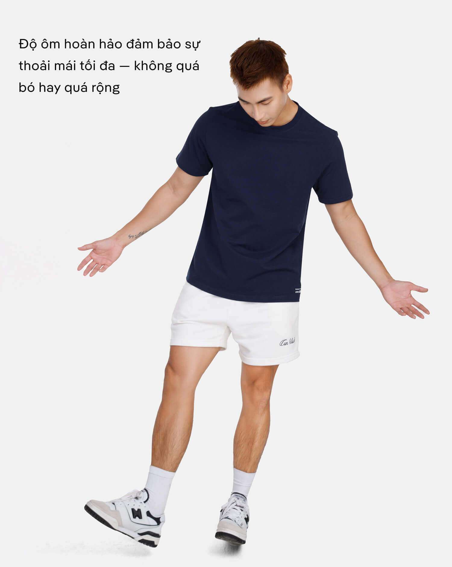 Người mẫu nam mặc áo thun cotton compact màu xanh navy khoe vóc dáng cân đối