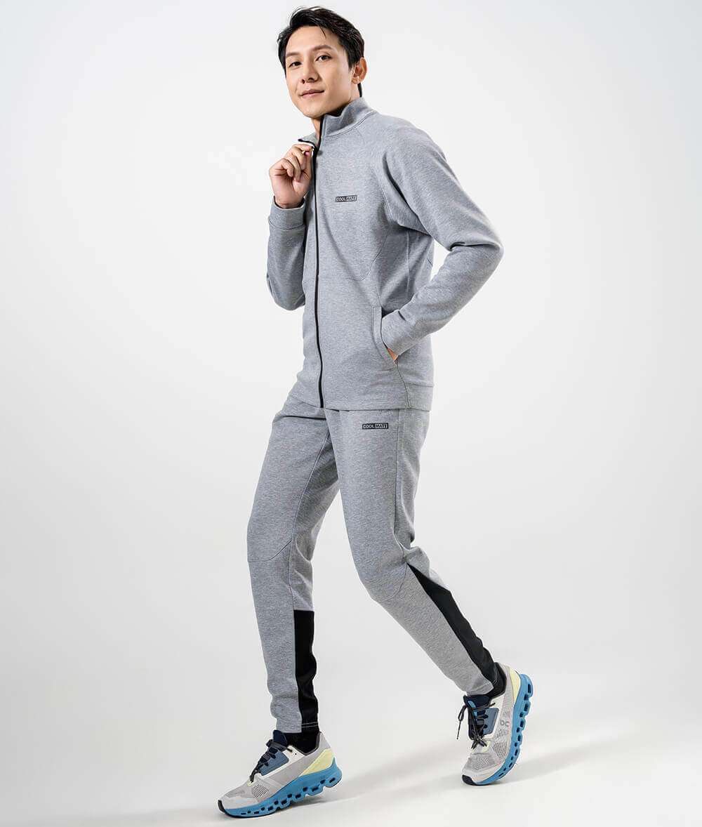 Người mẫu đi bộ với bộ đồ thể thao Pro Active màu xám