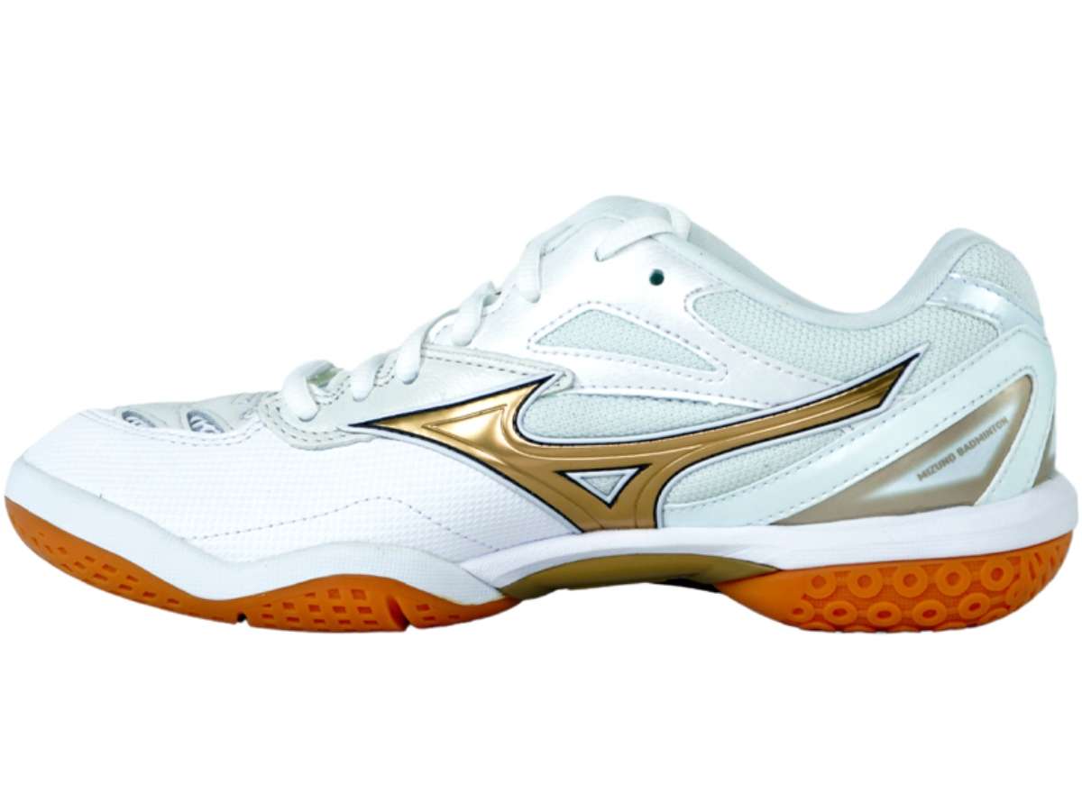 Chi tiết phần cổ giày và đế cao su XG của một đôi Mizuno Wave Fang Pro
