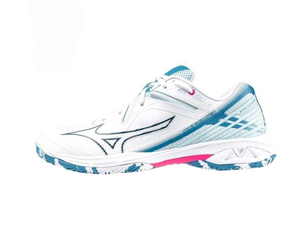 Một vận động viên đang thực hiện pha di chuyển nhanh trên sân với đôi Mizuno Wave Claw