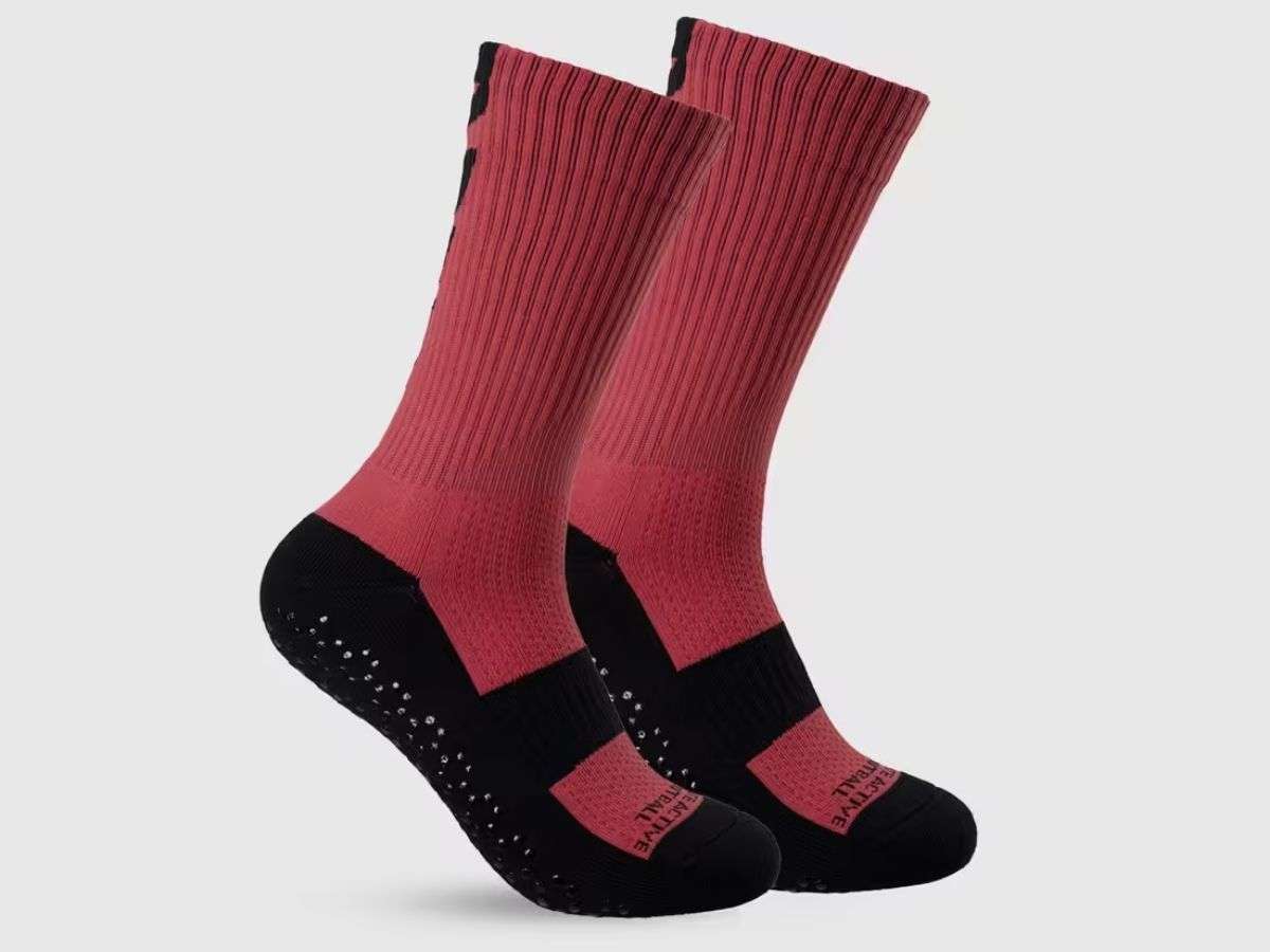 Cận cảnh đế tất bóng đá nam Coolmate với các hạt silicone chống trượt, chuyên dụng cho sân cỏ