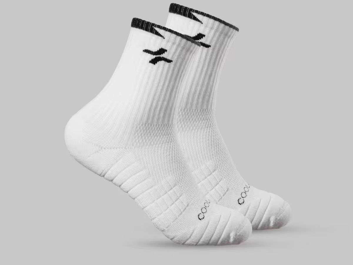 Một đôi tất cầu lông nam cổ trung Coolmate nổi bật chất liệu dày dặn và thoáng khí