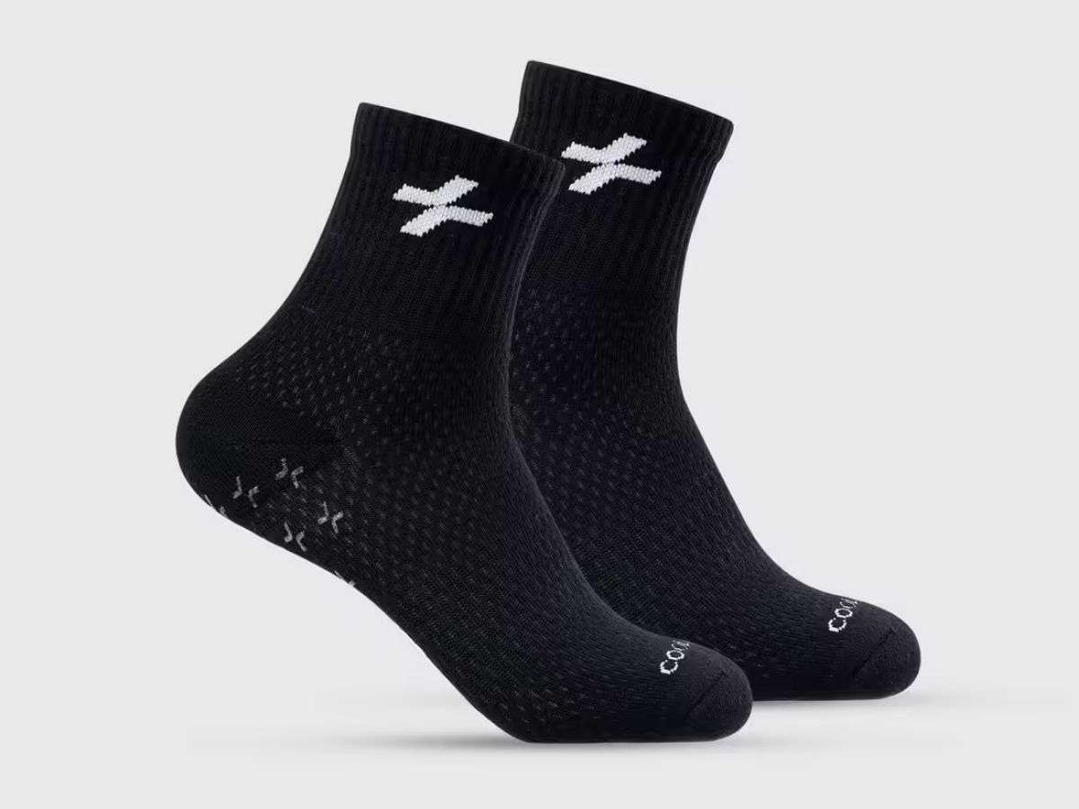 Cận cảnh đôi tất gym nam Coolmate với các hạt silicon chống trượt dưới lòng bàn chân