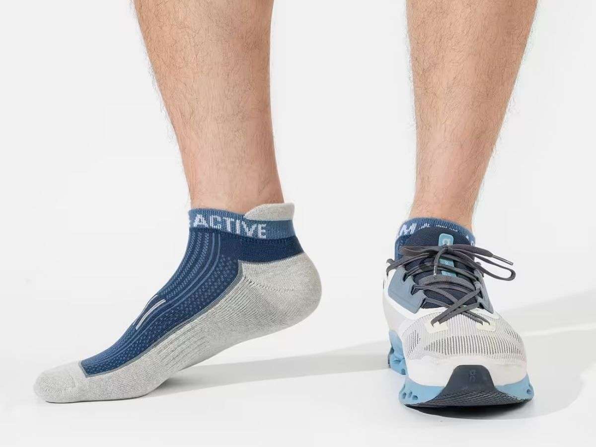 Cận cảnh đôi tất cổ ngắn nam Active màu xanh dương với chi tiết dệt lưới thoáng khí trên mu bàn chân và phần đệm êm ái