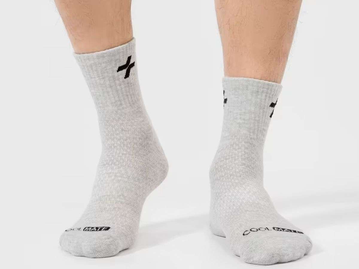 Tất nam cổ trung tập gym từ Coolmate với hạt silicon chống trượt