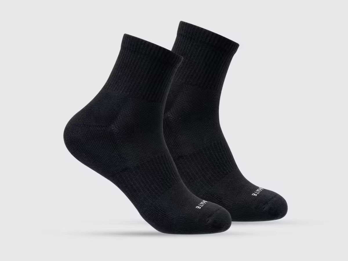 Tất nam cổ trung và vớ nam cổ trung từ Coolmate với chất liệu thoáng khí, êm ái