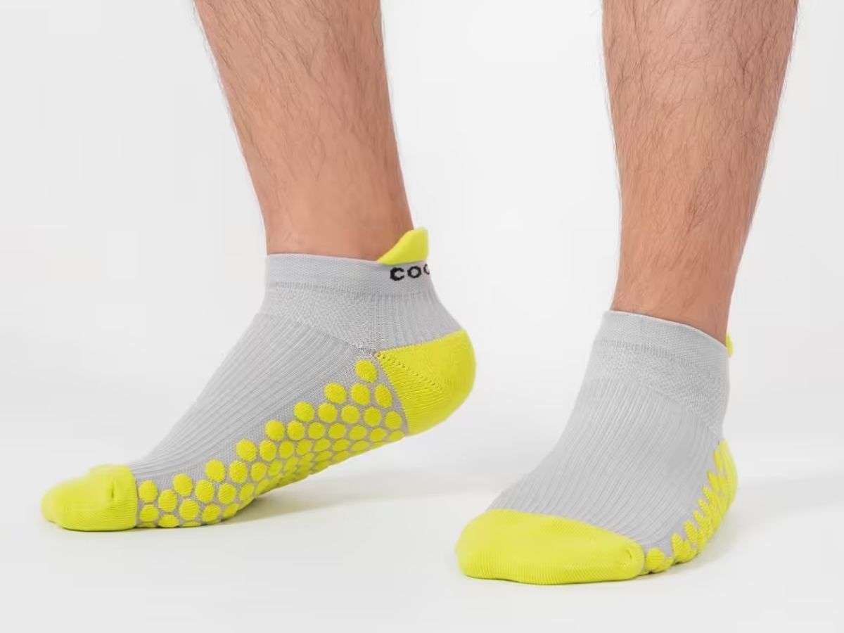 Lòng bàn chân của đôi vớ nam cổ ngắn Bouncing với các hạt silicon chống trượt màu xanh được bố trí khoa học để tăng độ bám