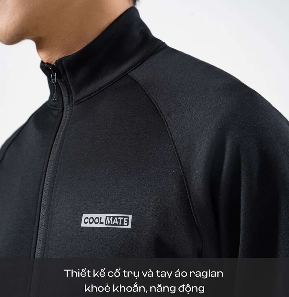 Cận cảnh thiết kế cổ trụ và tay áo raglan của áo khoác Pro Active màu đen