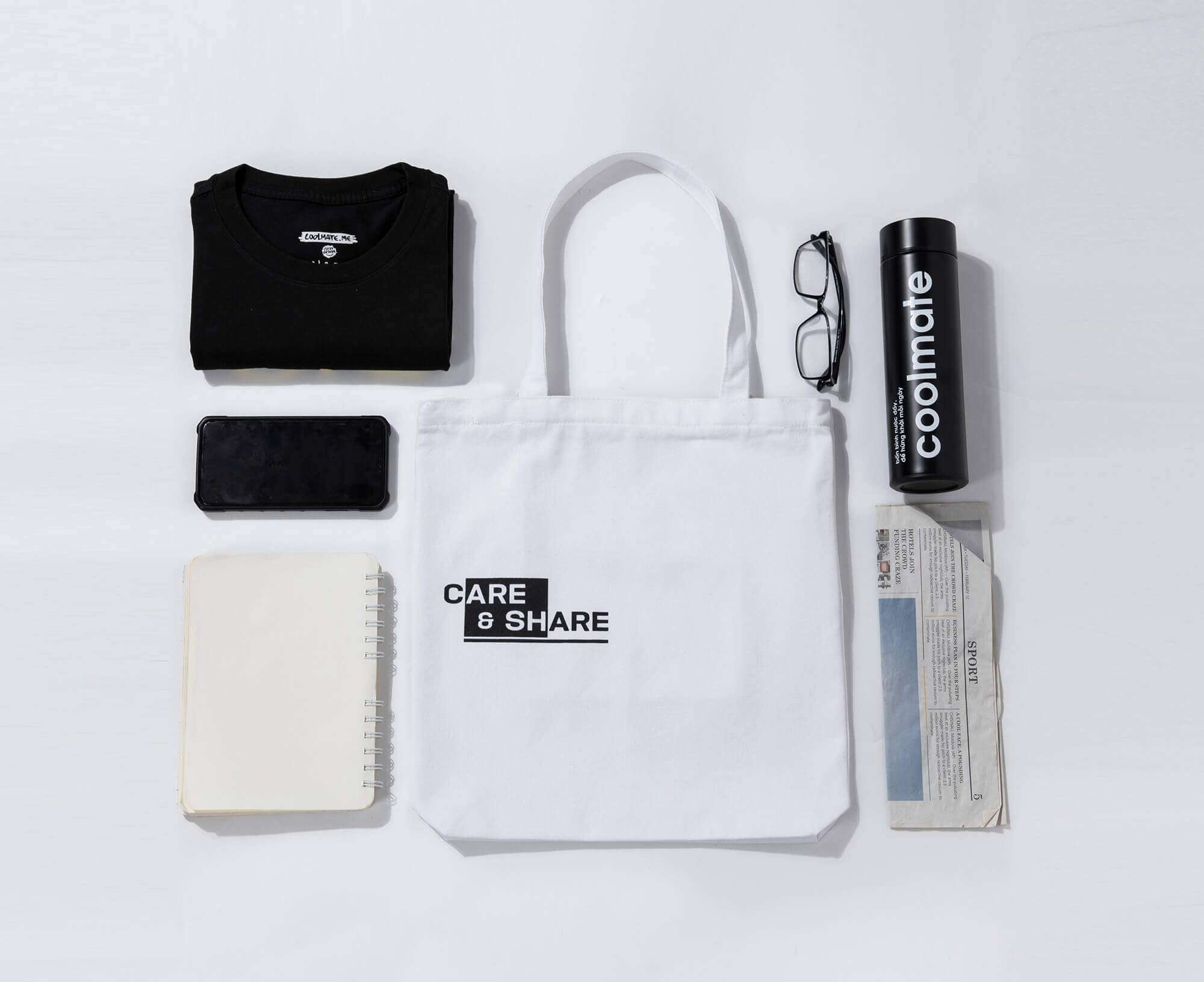 Túi tote vải Canvas Care & Share màu trắng cùng các vật dụng hàng ngày
