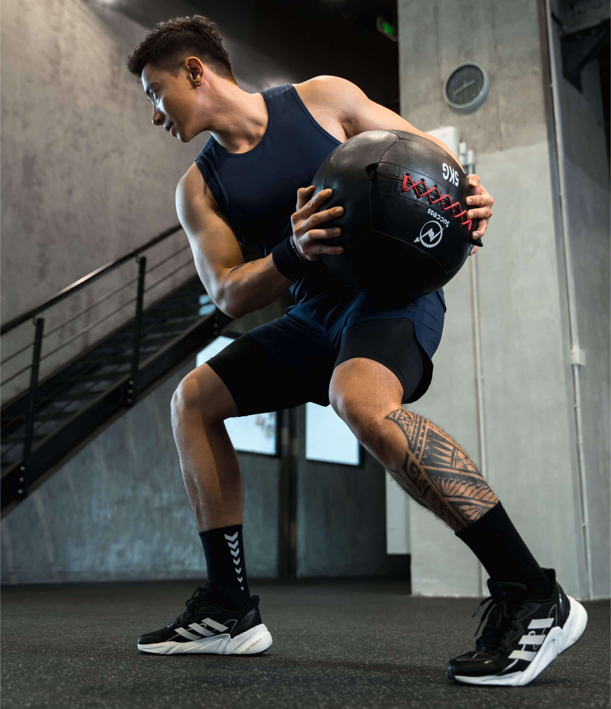Vận động viên nam sử dụng tất thể thao Coolmate trong buổi tập functional training với bóng
