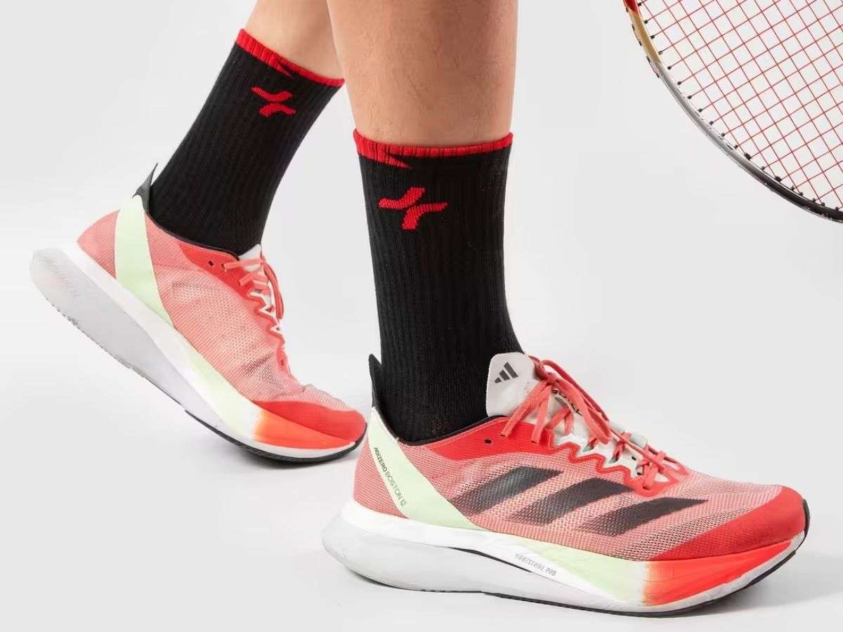 Cận cảnh tất nam cổ trung cầu lông Coolmate với lớp đệm êm ái, hỗ trợ di chuyển trên sân