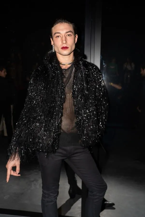 Tạo hình lần này của diễn viên Ezra Miller nhận được vô số lời khen từ cánh báo giới