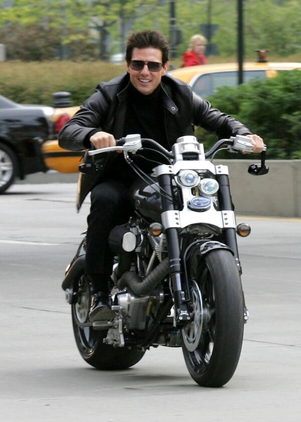 Tom Cruise diện áo da dạo phố cùng moto cực ngầu