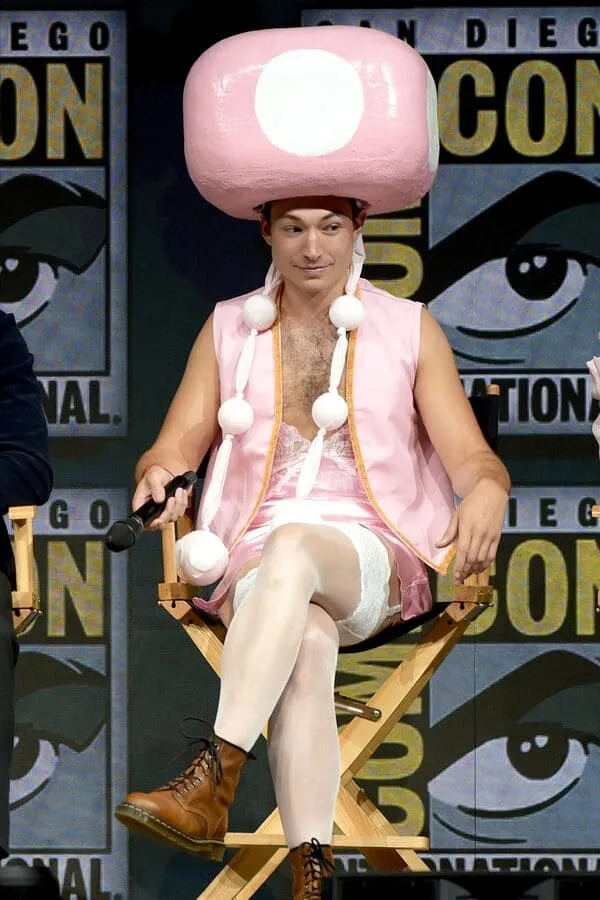 Màn cosplay nấm hồng vô cùng dễ thương của nam diễn viên Ezra Miller