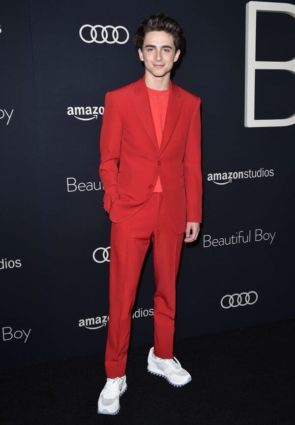 Suit đỏ cũng không thể làm khó nam diễn viên